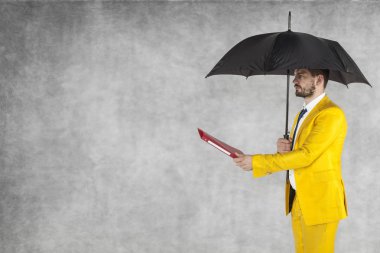 işadamı şemsiyesi altında evrak çantası, kopya alanı verir
