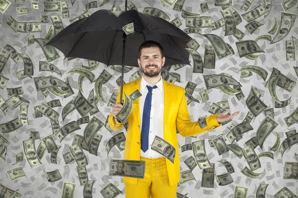 Молодой бизнесмен очень богат, денежный дождь — стоковое фото