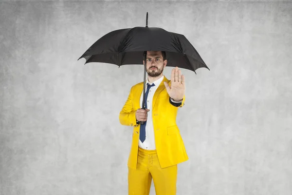 Agente de seguros realiza gesto parada al mal seguro — Foto de Stock