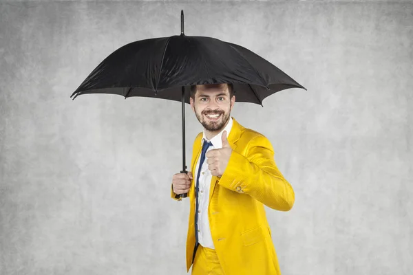 우산 아래 보험 에이전트 — 스톡 사진