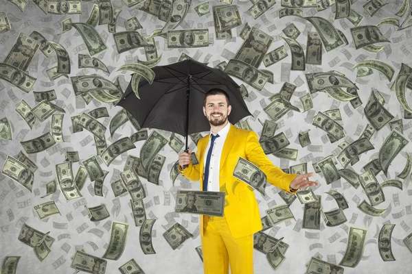 Para yağmur altında duran genç zengin işadamı