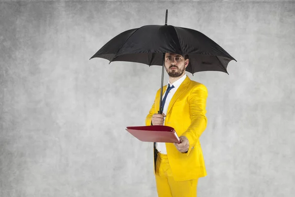 傘の下でビジネスマンは、データを保護します。 — ストック写真