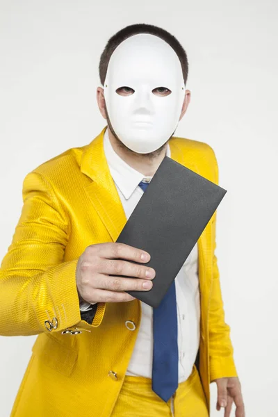 Hombre de negocios en un traje de oro, sosteniendo un sobre en su mano —  Fotos de Stock