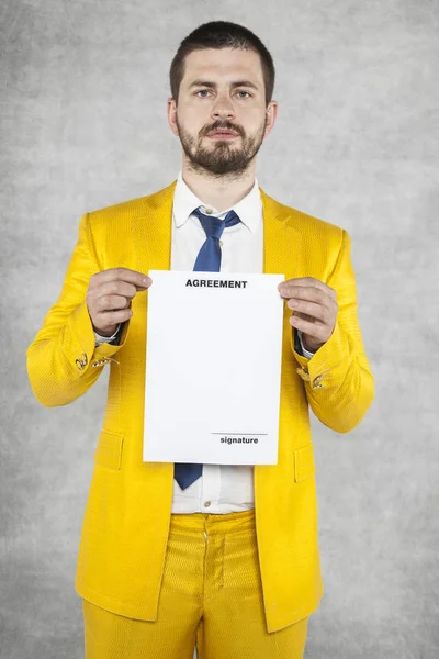 Retrato de un hombre de negocios en un traje con un contrato de oro para —  Fotos de Stock