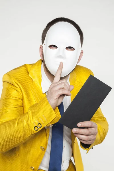 Бизнесмен в золотом костюме, выступает тихо жест — стоковое фото