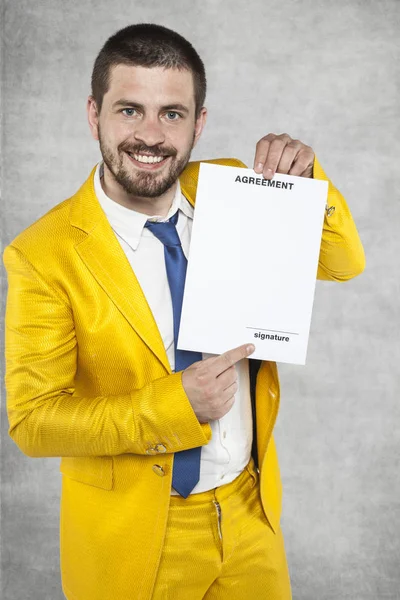 Podnikatel v obleku drží zlatou smlouvy o dílo — Stock fotografie