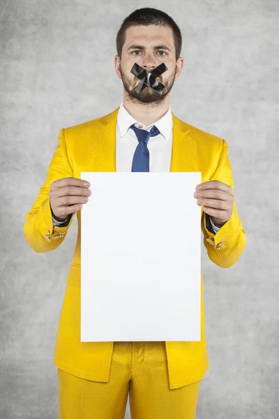 Portrét smutné podnikatel drží prázdnou kartu — Stock fotografie