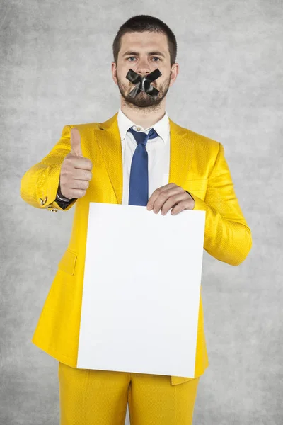 Hombre de negocios sosteniendo una tarjeta en blanco, el pulgar apuntando hacia arriba —  Fotos de Stock