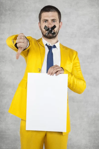 Бизнесмен держит пустую карточку, большой палец указывает вниз — стоковое фото