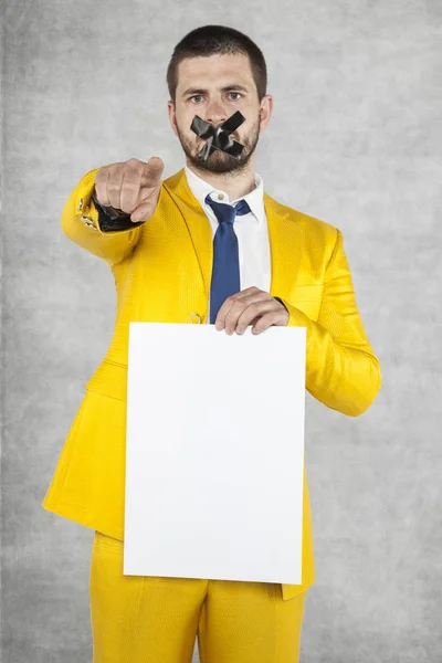 Businessman holding a blank card, points to you — Stock Photo, Image