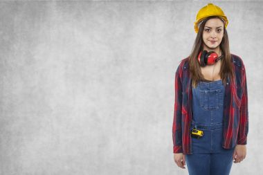 Kopya alanı yanındaki kadın işçi