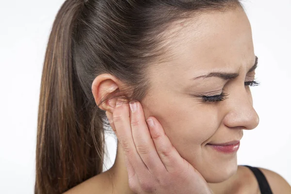 Mulher tem uma dor de ouvido — Fotografia de Stock