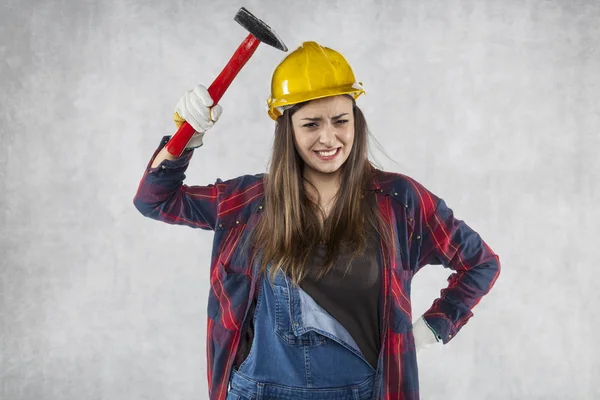 Инженер-женщина испытывает силу шлема с кузнецом — стоковое фото