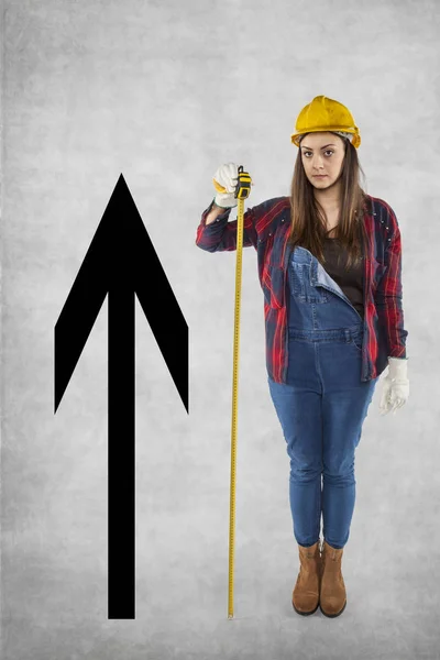 Byggande arbetare kvinna med mätare, tillväxt pilen — Stockfoto