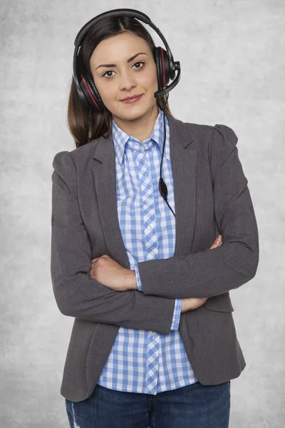 Portret van lachende vrouw met koptelefoon op een oor — Stockfoto