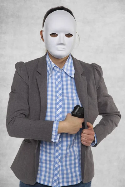 マスクの女性はピストルを保持します。 — ストック写真
