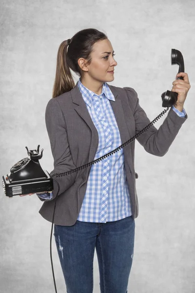 Donna d'affari che guarda nell'auricolare del telefono — Foto Stock