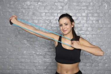 sevimli kız egzersizleri yapıyor