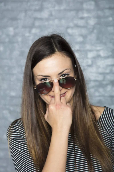 Jonge vrouw verbetert zonnebril — Stockfoto