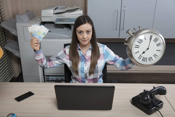 Czas to pieniądz, według kobieta biznesu — Zdjęcie stockowe