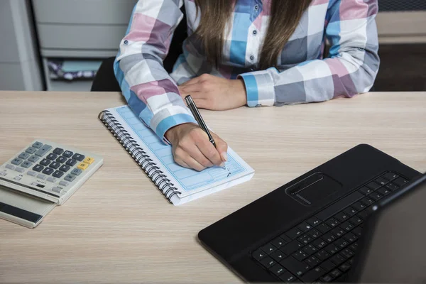 Secretary makes notes on paper — Stock Photo, Image