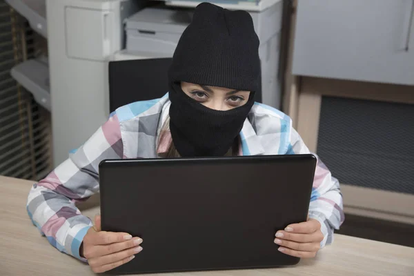 黑客看起来从一台电脑，看着你 — 图库照片