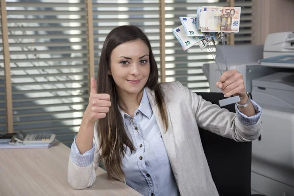 Geschäftsfrau zeigt eine Statuette aus Geld, Erfolg im Geschäft, — Stockfoto