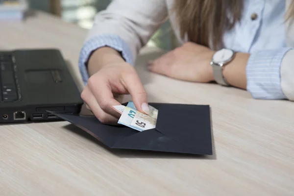 Counting the bribe, black envelope on the desk — Stock Photo, Image