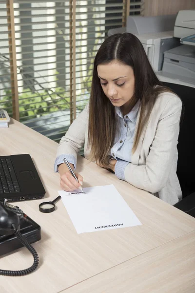 Mulher de negócios triste assina um contrato vazio — Fotografia de Stock