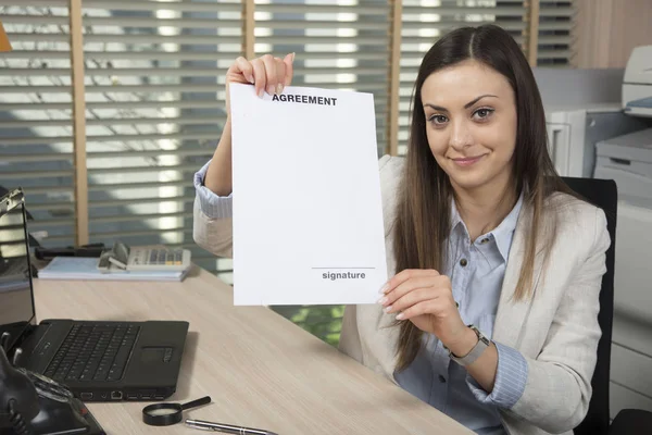 Mulher de negócios segurando um contrato em branco na mão, assinatura de risco — Fotografia de Stock