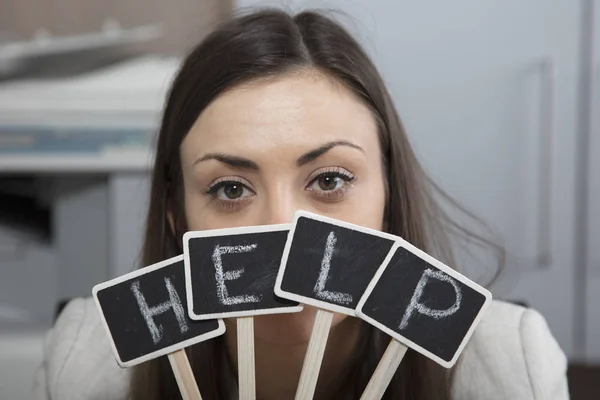 Affärskvinna utsätter ögonen för ett tecken — Stockfoto