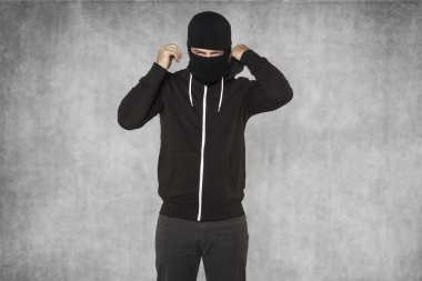 Maskeli adam kukuIeta varsayar