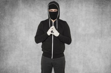 Maskeli adam çok sakin