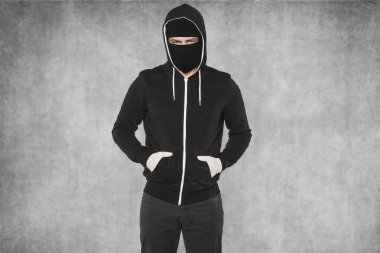 hırsız elleri cebinde ile