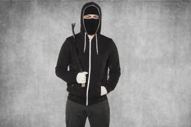 holigan onun omzuna levye ile