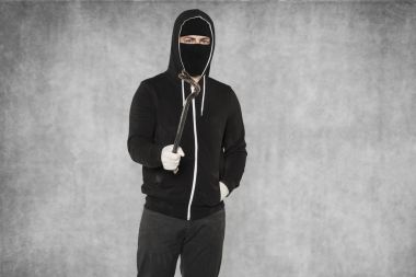 Hırsız levye tehdit ediyor.