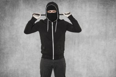 hırsız onun omuzlarında levye ile