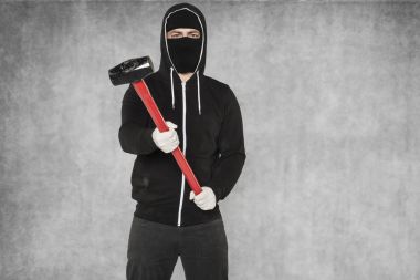 bir ceza üzerinden bir çekiç ile tehdit