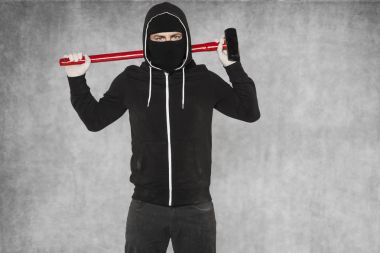 bir yabancı, bir çekiç onun omuzlarında agresif tutum