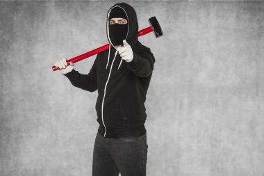 Agresif bir yabancı seni işaret ediyor