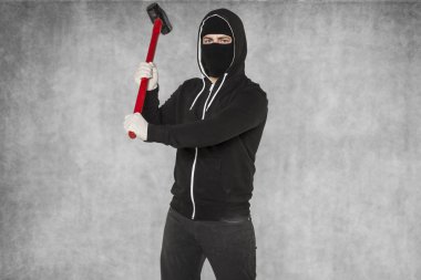 Maskeli yabancı bir saldırı ile büyük çekiç alır.