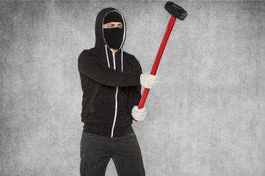 Maskeli yabancı büyük çekiçle vurur