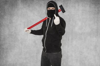 Maskeli kişi orta parmak, kendine güvenen gösterir