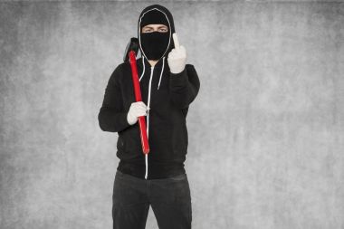 Orta parmak bir maskeli adamdan