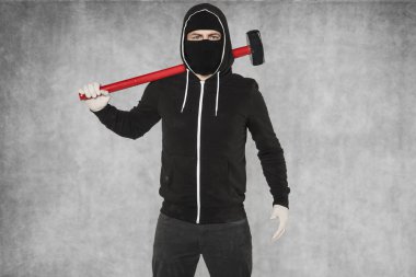 Maskeli bir adam belirli tutumu