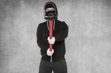 Maskeli adam büyük çekiç ile