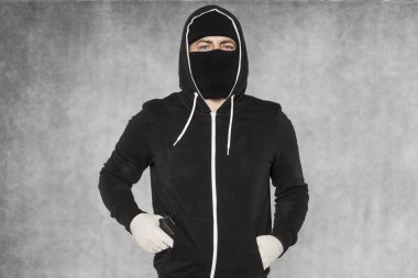 Hırsız silahı cebinde tutuyor.