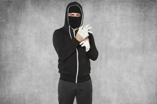 Hombre enmascarado asume guantes de plástico — Foto de Stock