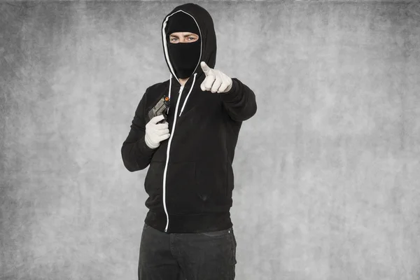 Der Dieb zeigt mit der Waffe in der Hand auf dich — Stockfoto