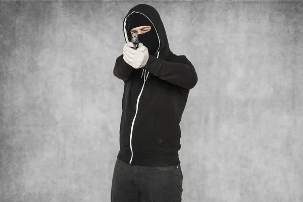 The thief is aiming at you with a gun — Stock Photo, Image